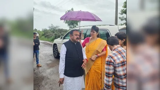 ಅತ್ಯಾಚಾರ ಆರೋಪಿ ಜ್ಯೋತಿಷಿಯೊಂದಿಗೆ ಕಾಣಿಸಿಕೊಂಡ ಮಹಾರಾಷ್ಟ್ರದ ಮಹಿಳಾ ಅಧಿಕಾರಿ; ಫೋಟೊ ವೈರಲ್