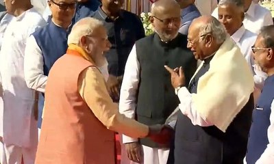 ರಾಜಕೀಯ ಭಿನ್ನಾಭಿಪ್ರಾಯಗಳ ನಡುವೆ ಮೋದಿ–ಖರ್ಗೆ ಸ್ನೇಹದ ಕ್ಷಣ