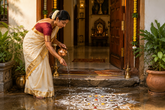 ಮನೆಯ ಬಾಗಿಲಿಗೆ ನೀರು ಹಾಕುವ ಹಿಂದಿದೆ ಈ ಶುಭ ರಹಸ್ಯ