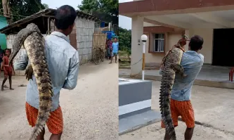 ಮೊಸಳೆಯನ್ನು ಹೆಗಲ ಮೇಲೆ ಹೊತ್ತು ಪೊಲೀಸ್‌ ಠಾಣೆಗೆ ಬಂದ ಯುವಕ
