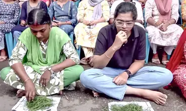 ನೇಮಕಾತಿ ವಿಳಂಬ ಖಂಡಿಸಿ ಹುಲ್ಲು ತಿಂದು ಪ್ರತಿಭಟನೆ