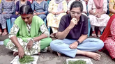 ನೇಮಕಾತಿ ವಿಳಂಬ ಖಂಡಿಸಿ ಹುಲ್ಲು ತಿಂದು ಪ್ರತಿಭಟನೆ