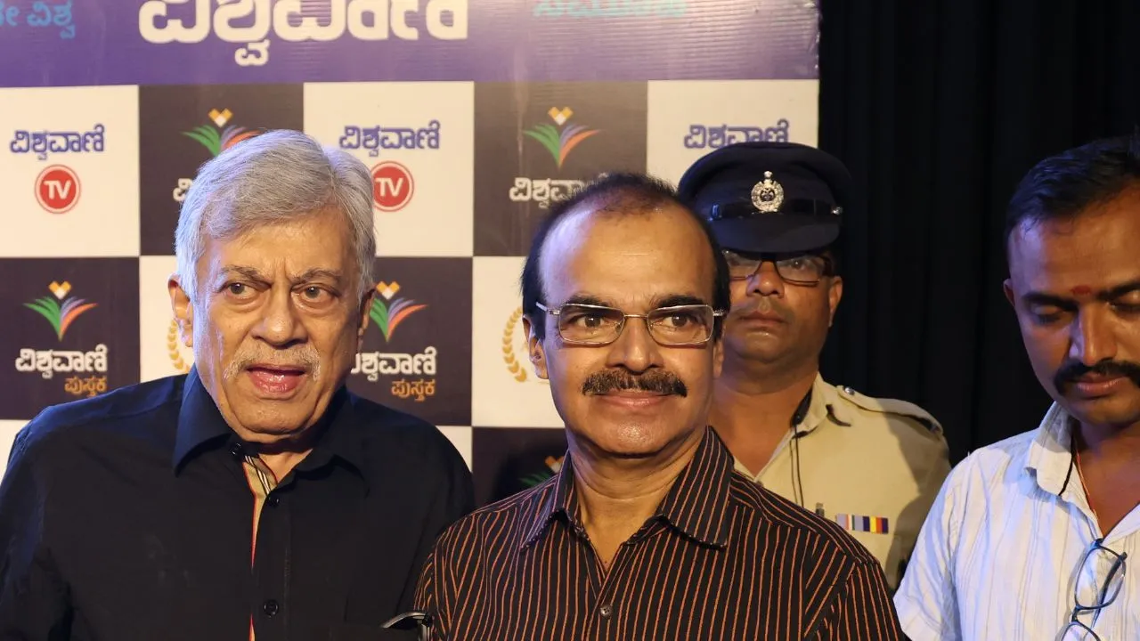 Special Photo Gallery: ವಿಶ್ವವಾಣಿ ಪುಸ್ತಕ ಬಿಡುಗಡೆ ಸಮಾರಂಭ; ಅನಂತನಾಗ್ ಜತೆ ಅಭಿಮಾನಿಗಳು! - Image 101