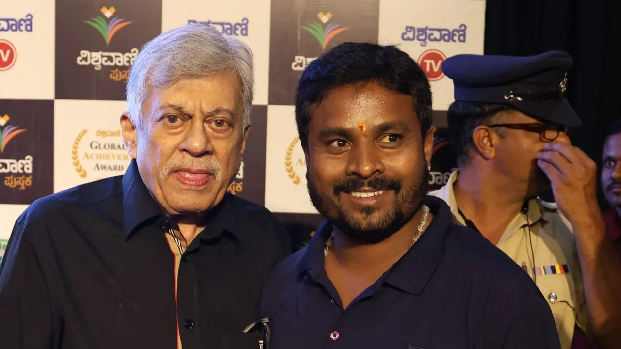 Special Photo Gallery: ವಿಶ್ವವಾಣಿ ಪುಸ್ತಕ ಬಿಡುಗಡೆ ಸಮಾರಂಭ; ಅನಂತನಾಗ್ ಜತೆ ಅಭಿಮಾನಿಗಳು! - Image 104