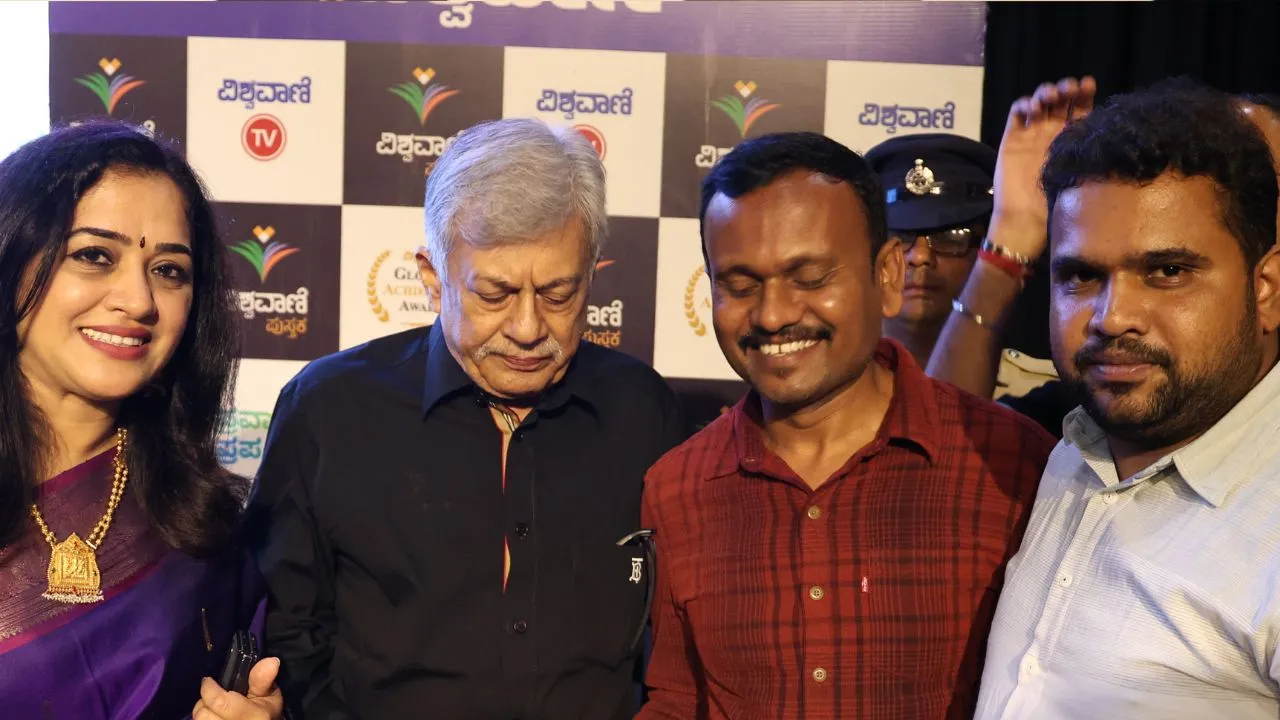 Special Photo Gallery: ವಿಶ್ವವಾಣಿ ಪುಸ್ತಕ ಬಿಡುಗಡೆ ಸಮಾರಂಭ; ಅನಂತನಾಗ್ ಜತೆ ಅಭಿಮಾನಿಗಳು! - Image 110