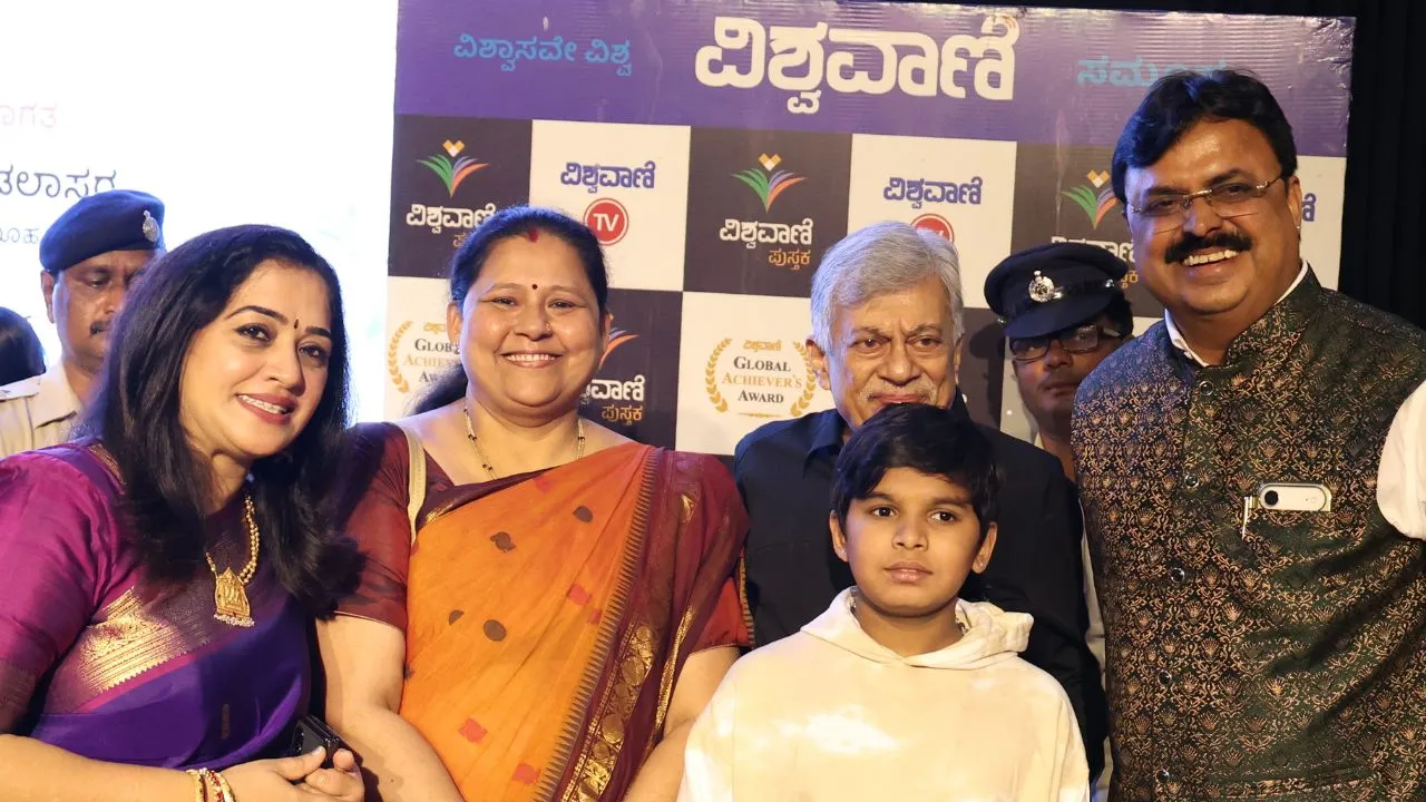 Special Photo Gallery: ವಿಶ್ವವಾಣಿ ಪುಸ್ತಕ ಬಿಡುಗಡೆ ಸಮಾರಂಭ; ಅನಂತನಾಗ್ ಜತೆ ಅಭಿಮಾನಿಗಳು! - Image 117