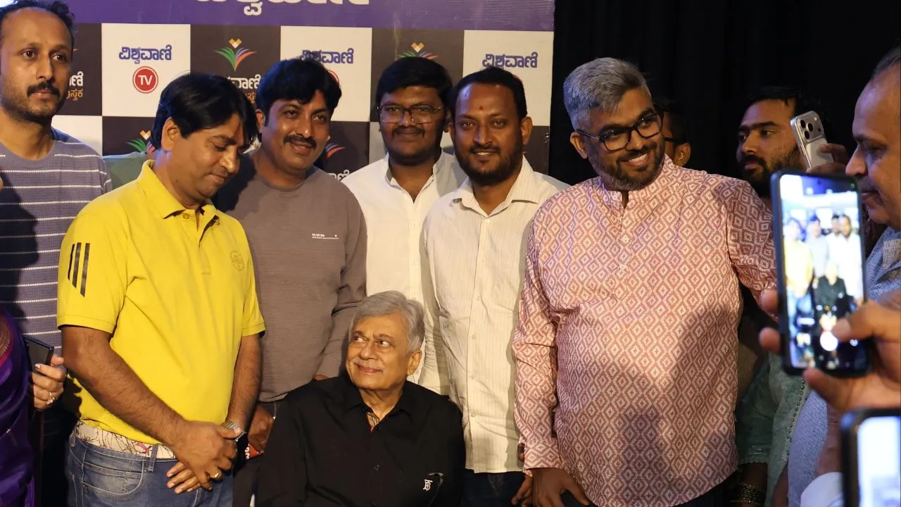 Special Photo Gallery: ವಿಶ್ವವಾಣಿ ಪುಸ್ತಕ ಬಿಡುಗಡೆ ಸಮಾರಂಭ; ಅನಂತನಾಗ್ ಜತೆ ಅಭಿಮಾನಿಗಳು! - Image 10