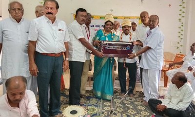 ನಿವೃತ್ತ ನೌಕರರ ಸಂಘಕ್ಕೆ ಸಂಗೀತ ಪರಿಕರಗಳ ಕೊಡುಗೆ