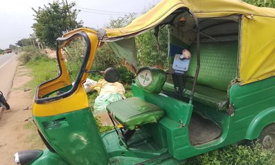 ಆಟೋ ಪಲ್ಟಿಯಾಗಿ ಮೂವರು ಮಹಿಳಾ ಕೂಲಿ ಕಾರ್ಮಿಕರಿಗೆ ಗಂಭೀರ ಗಾಯ