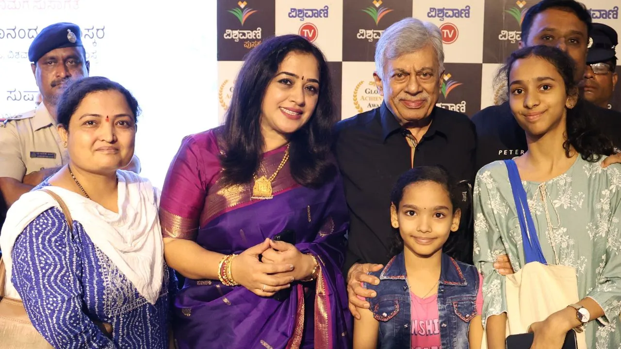 Special Photo Gallery: ವಿಶ್ವವಾಣಿ ಪುಸ್ತಕ ಬಿಡುಗಡೆ ಸಮಾರಂಭ; ಅನಂತನಾಗ್ ಜತೆ ಅಭಿಮಾನಿಗಳು! - Image 123