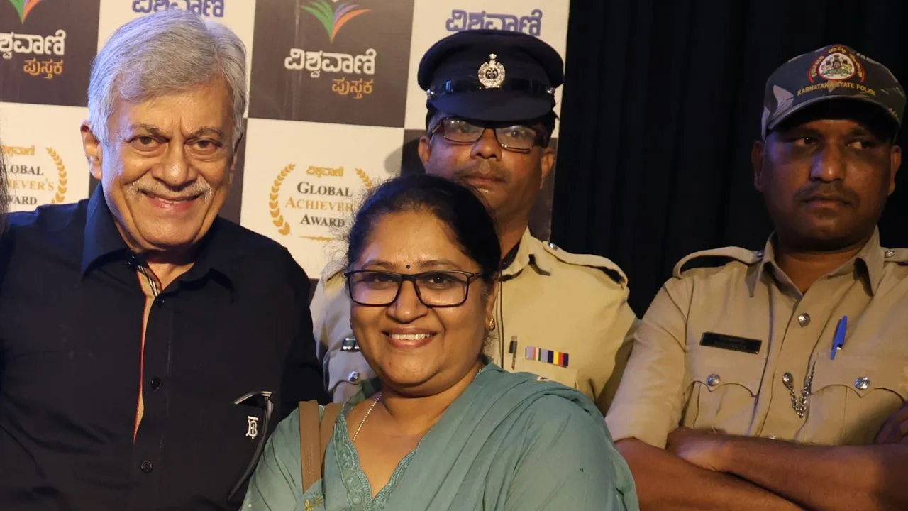 Special Photo Gallery: ವಿಶ್ವವಾಣಿ ಪುಸ್ತಕ ಬಿಡುಗಡೆ ಸಮಾರಂಭ; ಅನಂತನಾಗ್ ಜತೆ ಅಭಿಮಾನಿಗಳು! - Image 125