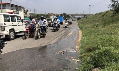 ಜಿಲ್ಲಾಧಿಕಾರಿ ಕಚೇರಿಗೆ ಹೋಗುವ ರಸ್ತೆಯಲ್ಲೇ ಕೊಳಚೆ ಜಲಪಾತ!