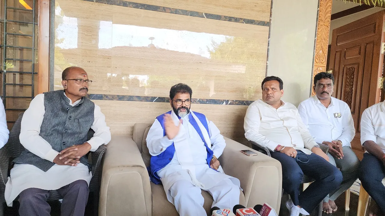 Chalavadi Narayanaswamy: ಅವನೊಬ್ಬ ಬಫೂನ್, ಜೋಕರ್ ತರ ಆಡ್ತಿದ್ದಾನೆ": ಹೆಸರು ಹೇಳದೆ ಪ್ರದೀಪ್ ಈಶ್ವರ್ ವಿರುದ್ಧ ಛಲವಾದಿ ನಾರಾಯಣಸ್ವಾಮಿ ಆಕ್ರೋಶ!*