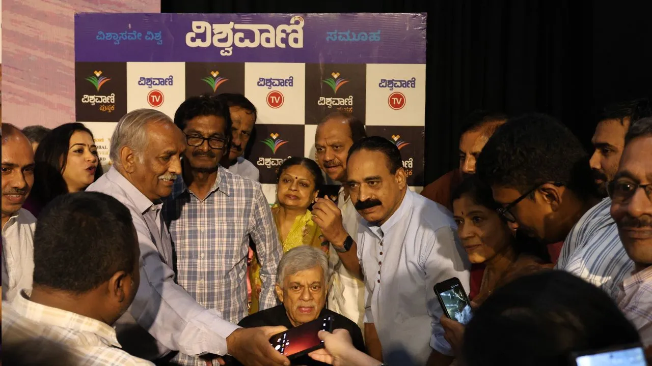 Special Photo Gallery: ವಿಶ್ವವಾಣಿ ಪುಸ್ತಕ ಬಿಡುಗಡೆ ಸಮಾರಂಭ; ಅನಂತನಾಗ್ ಜತೆ ಅಭಿಮಾನಿಗಳು! - Image 13
