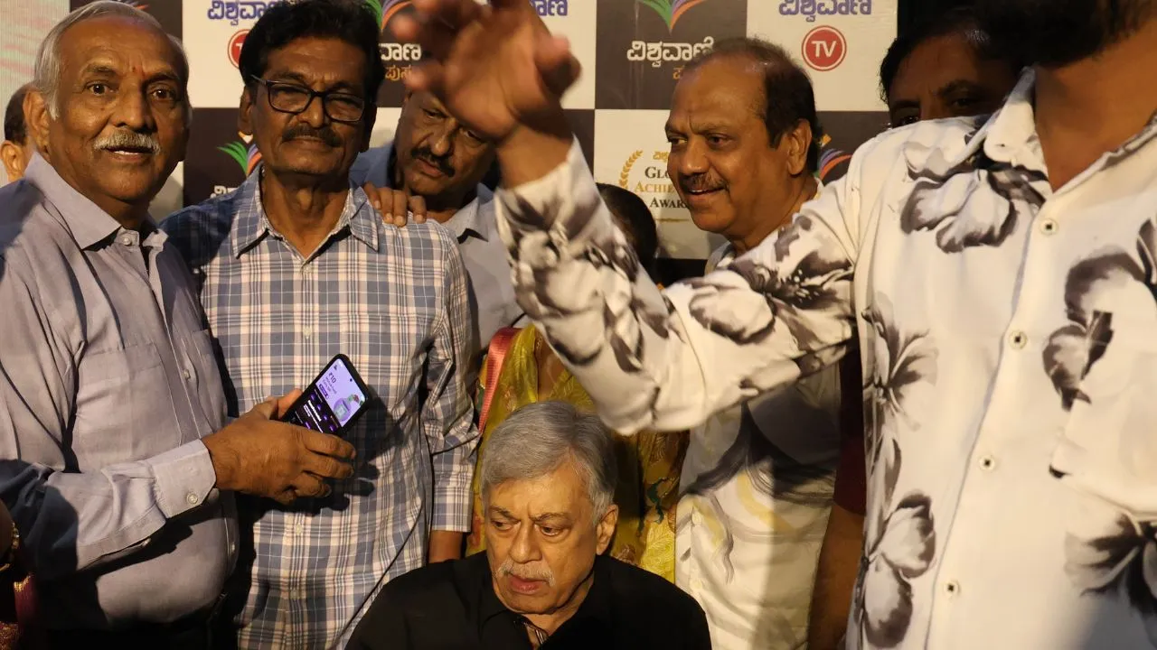 Special Photo Gallery: ವಿಶ್ವವಾಣಿ ಪುಸ್ತಕ ಬಿಡುಗಡೆ ಸಮಾರಂಭ; ಅನಂತನಾಗ್ ಜತೆ ಅಭಿಮಾನಿಗಳು! - Image 14