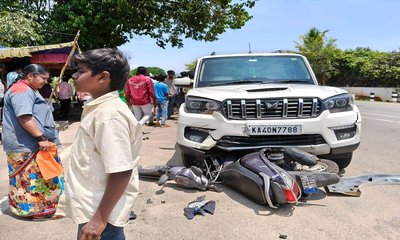 ಜಿಲ್ಲಾಧಿಕಾರಿ ಕಛೇರಿ ಮುಂದೆ ಭೀಕರ ಅಪಘಾತ