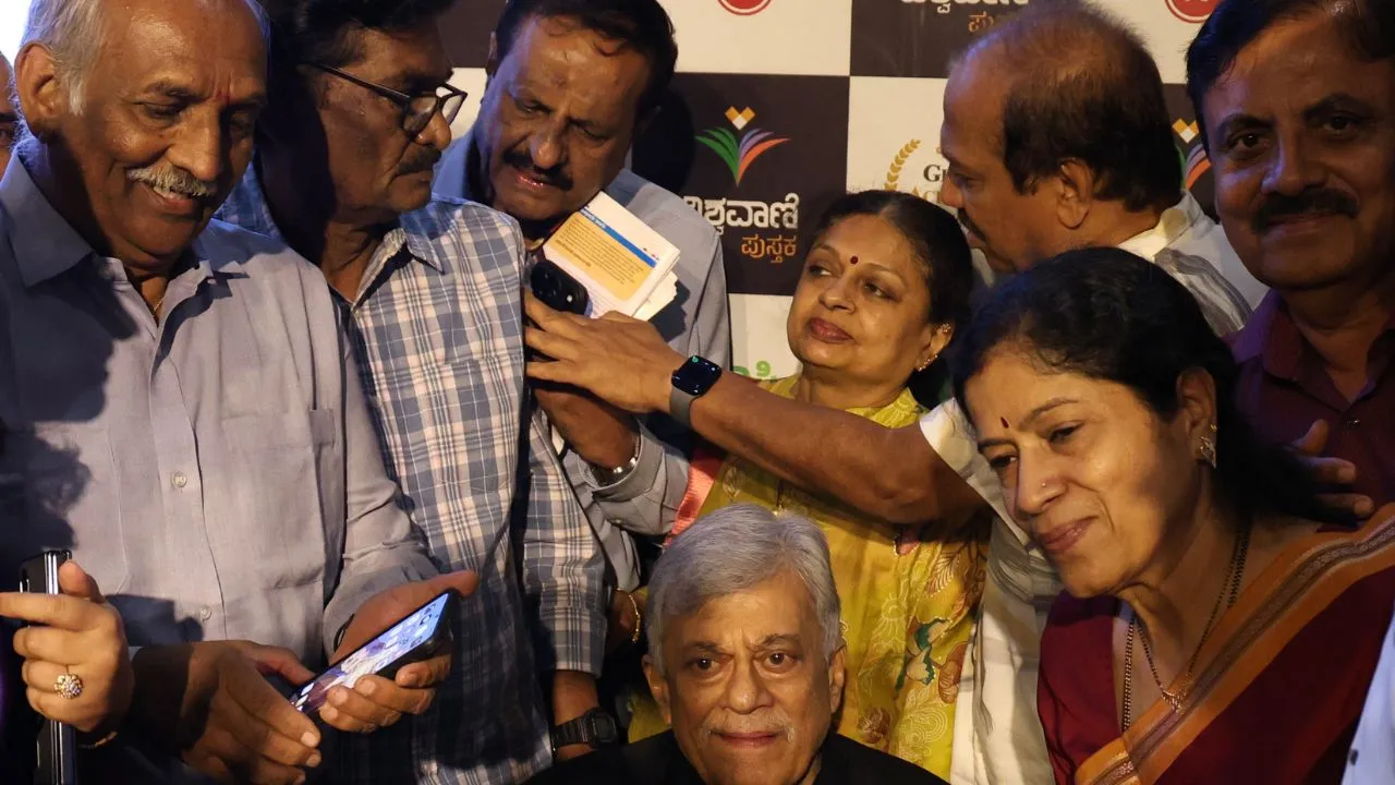 Special Photo Gallery: ವಿಶ್ವವಾಣಿ ಪುಸ್ತಕ ಬಿಡುಗಡೆ ಸಮಾರಂಭ; ಅನಂತನಾಗ್ ಜತೆ ಅಭಿಮಾನಿಗಳು! - Image 15