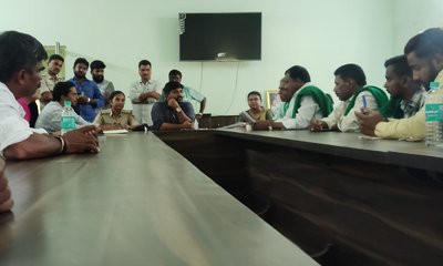 ಸಭೆಯಿಂದ ಅಧಿಕಾರಿಗಳ ನಿರ್ಗಮನಕ್ಕೆ ರೈತರ ಆಕ್ರೋಶ