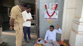 ಜಿಲ್ಲಾಡಳಿತದ ವಿರುದ್ಧ ಸಾಮಾಜಿಕ ಹೋರಾಟಗಾರನ ಏಕಾಂಗಿ ಸಮರ