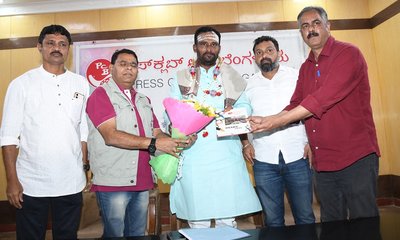 ಕೆಲವು ಖಾವಿಧಾರಿಗಳು ಸಮಾಜದ ದಾರಿ ತಪ್ಪಿಸುತ್ತಿದ್ದಾರೆ