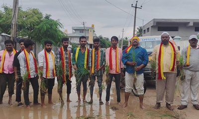ಕರವೆಯಿಂದ ರಸ್ತೆಯಲ್ಲಿ ಪೈರು ನಾಟಿ ಮಾಡಿ ವಿನೂತನ ಪ್ರತಿಭಟನೆ