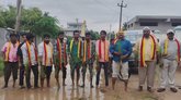 ಕರವೆಯಿಂದ ರಸ್ತೆಯಲ್ಲಿ ಪೈರು ನಾಟಿ ಮಾಡಿ ವಿನೂತನ ಪ್ರತಿಭಟನೆ