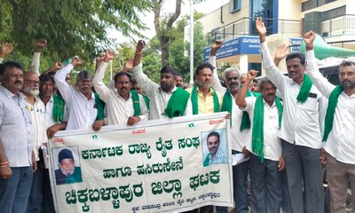 ವಿದ್ಯುತ್ ಸ್ಥಗಿತ ಖಂಡಿಸಿ ಬೆಸ್ಕಾಂ ಕಚೇರಿ ಎದುರು ರೈತರ ಧರಣಿ