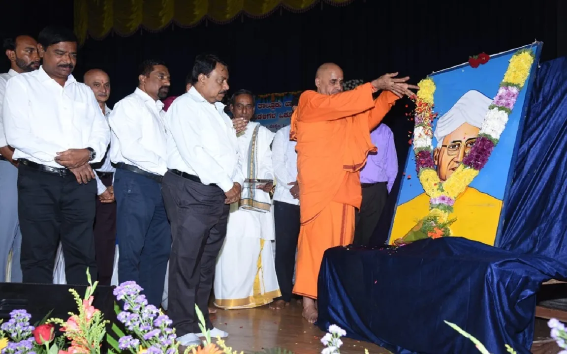Gauribidanur News: ವೃತ್ತಿಯ ಬಗ್ಗೆ ಅಭಿಮಾನವಿರಲಿ: ಸ್ವಾಮಿ ವೀರೇಶಾನಂದ ಸರಸ್ವತಿ