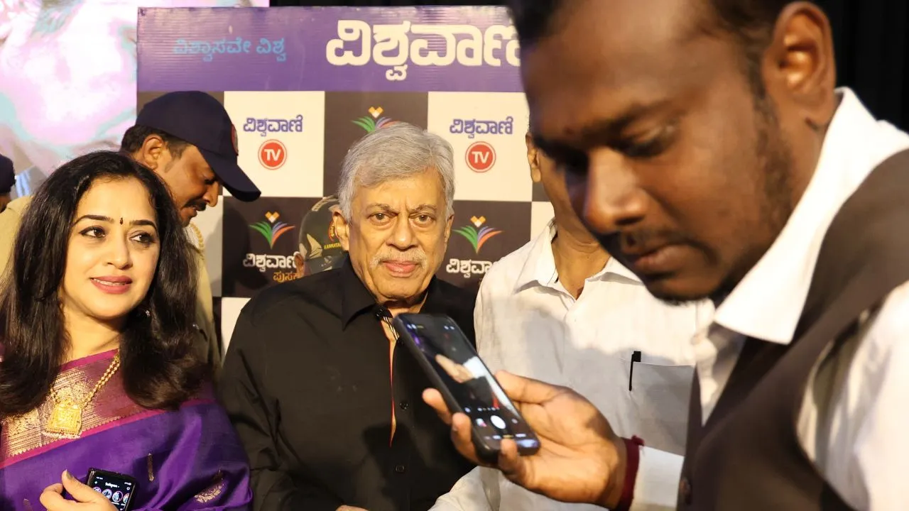 Special Photo Gallery: ವಿಶ್ವವಾಣಿ ಪುಸ್ತಕ ಬಿಡುಗಡೆ ಸಮಾರಂಭ; ಅನಂತನಾಗ್ ಜತೆ ಅಭಿಮಾನಿಗಳು! - Image 28