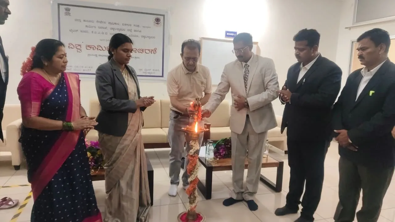 Chikkaballapur News: ಕಾರ್ಮಿಕರು ತಮ್ಮ ಶ್ರಮದ ಹಣವನ್ನು ದುಂದುವೆಚ್ಚಗಳಿಗೆ ಬಳಸಿದರೆ ಭವಿಷ್ಯ ಮಂಕಾಗಲಿದೆ: ನ್ಯಾ.ಟಿ.ಪಿ.ರಾಮಲಿಂಗೇಗೌಡ ಆತಂಕ