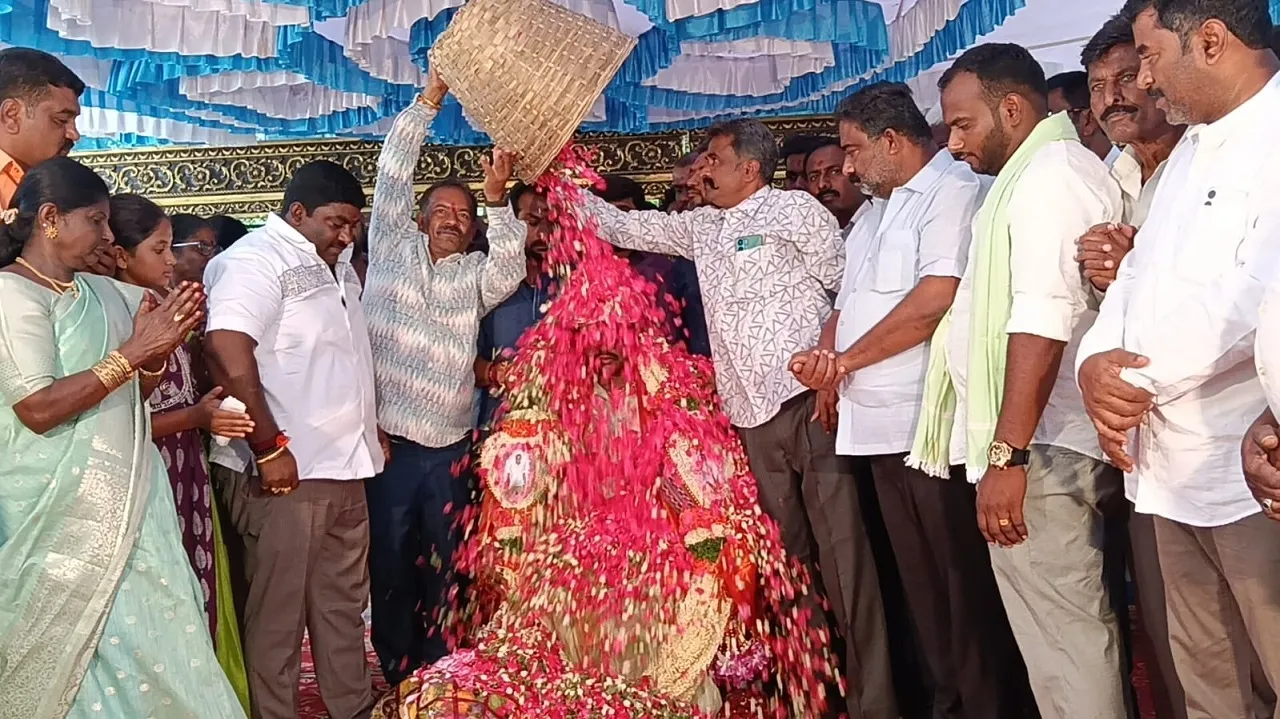 ದೊಡ್ಡಮ್ಮತಾಯಿ ದೇವರ ಪ್ರಧಾನ ಅರ್ಚಕರಿಗೆ ಪುಷ್ಪವೃಷ್ಟಿಯ ನಡುವೆ ಭಕ್ತಿ ಸಮರ್ಪಣೆ
