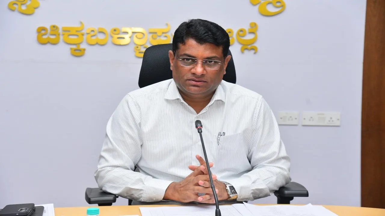Chikkaballapur News: ಕುಡಿಯುವ ನೀರಿನ ಪೂರೈಕೆ ಕೆಲಸವನ್ನು ಮೊದಲ ಆದ್ಯತೆಯಾಗಿ ಮಾಡಬೇಕು: ಜಿಲ್ಲಾಧಿಕಾರಿ ಜಿ.ಪ್ರಭು ತಾಕೀತು