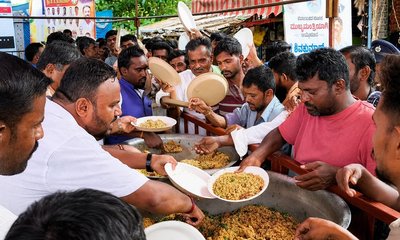 ಸಾರ್ವಜನಿಕರಿಗೆ ಬಿರಿಯಾನಿ ವಿತರಣೆ