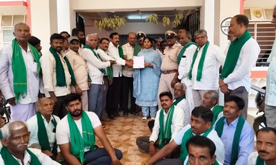 ಡಿಸಿ ಕಚೇರಿ ಘಟನೆ ಖಂಡನೆ: ಶಿಡ್ಲಘಟ್ಟದಲ್ಲಿ ರೈತ ಸಂಘದ ಪ್ರತಿಭಟನೆ