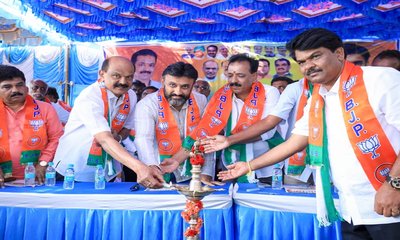 ಜನರ ಹಿತ ಕಾಯುವುದರ ಬದಲಿಗೆ ಸಿಎಂ ಸ್ಥಾನದ ಕುರ್ಚಿಗಾಗಿ ಕಾದಾಟ