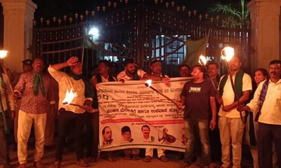 ಪಂಜಿನ ಮೆರವಣಿಗೆ ನಡೆಸಿದ ಕೆಐಎಡಿಬಿ ಪರವಾದ 13 ಹಳ್ಳಿಗಳ ರೈತರ ಸಂಘಟನೆ
