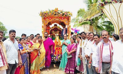 ರಾಜಲಕ್ಷ್ಮೀ ದೇವಸ್ಥಾನಕ್ಕೆ ಹರಿದು ಬಂದ ಭಕ್ತ ಸಾಗರ