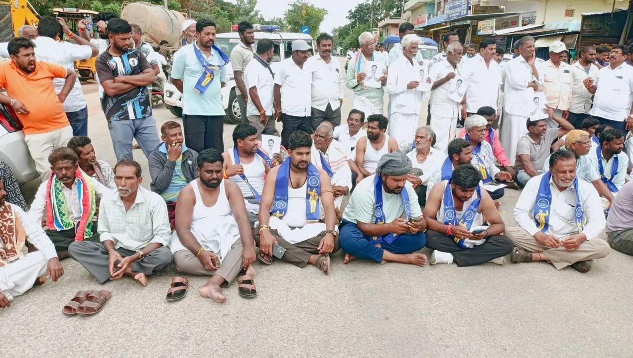 MLA S N Subbareddy: ಸುಬ್ಬಾರೆಡ್ಡಿಗೆ ಸಚಿವ ಸ್ಥಾನ ನೀಡುವಂತೆ ಕಾಂಗ್ರೆಸ್ ಕಾರ್ಯಕರ್ತರ ಆಗ್ರಹ; ಪ್ರತಿಭಟನೆ ವೇಳೆ ಯುವ ಮುಖಂಡನ ಆತ್ಮಹತ್ಯೆ ಯತ್ನ ವಿಫಲ