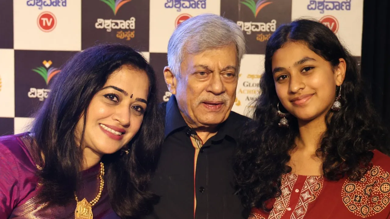 Special Photo Gallery: ವಿಶ್ವವಾಣಿ ಪುಸ್ತಕ ಬಿಡುಗಡೆ ಸಮಾರಂಭ; ಅನಂತನಾಗ್ ಜತೆ ಅಭಿಮಾನಿಗಳು! - Image 61