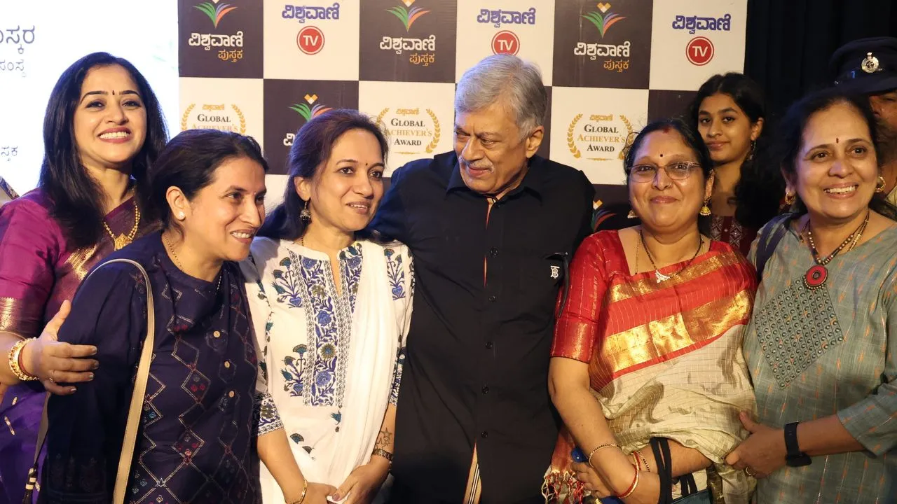 Special Photo Gallery: ವಿಶ್ವವಾಣಿ ಪುಸ್ತಕ ಬಿಡುಗಡೆ ಸಮಾರಂಭ; ಅನಂತನಾಗ್ ಜತೆ ಅಭಿಮಾನಿಗಳು! - Image 68