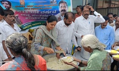 ಹಮಾಲರಿಗೆ ನಿರಂತರ ಉಚಿತ ಊಟ; ಭಾವುಕರಾದ ಯಲುವಳ್ಳಿ ಎನ್. ರಮೇಶ್
