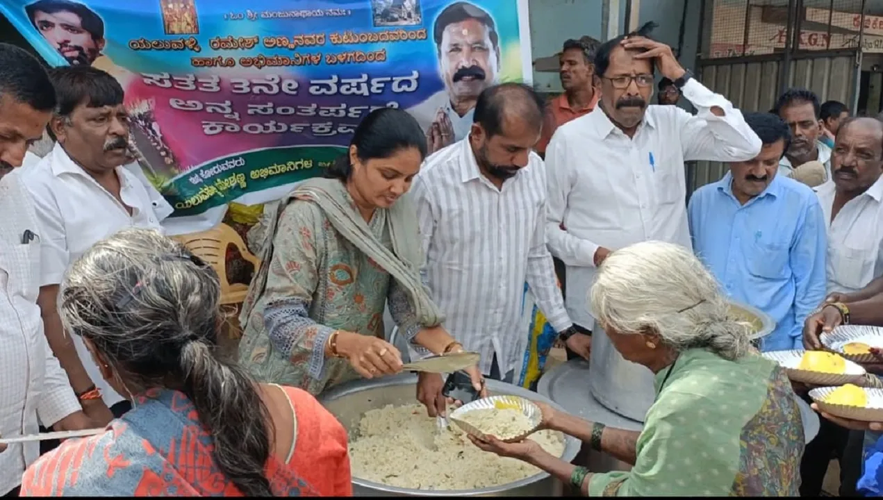 ಹಸಿದವರಿಗೆ ಅನ್ನವೇ ದೇವರ ಸೇವೆ; ಎಪಿಎಂಸಿ ಅನ್ನಸಂತರ್ಪಣೆ ಮೂರನೇ ವರ್ಷಕ್ಕೆ ರೈತರು, ಕೂಲಿ ಕಾರ್ಮಿಕರು, ಹಮಾಲರಿಗೆ ನಿರಂತರ ಉಚಿತ ಊಟ
