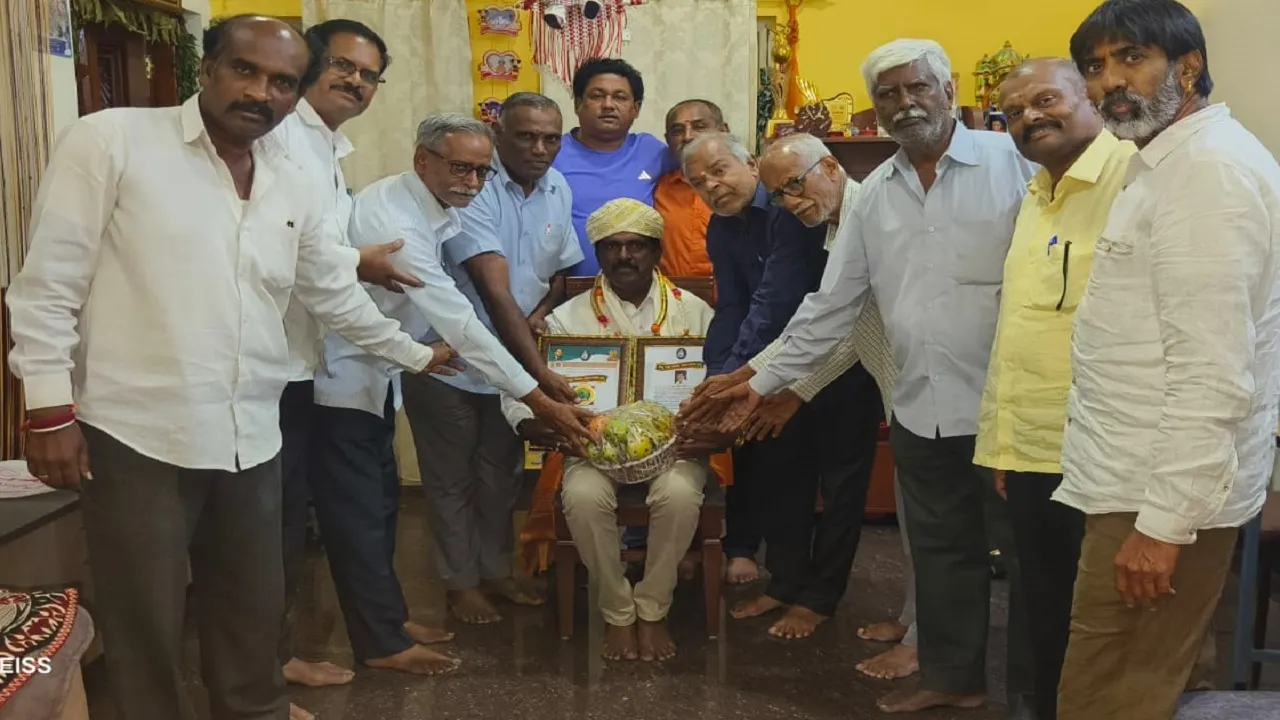 ನಗರಸಭೆ ಸಿ.ಕೆ.ಬಾಬು ಅವರಿಗೆ ಕಾಯಕಯೋಗಿ ರಾಜ್ಯ ಪ್ರಶಸ್ತಿ ಗೌರವ: ಜನಾಂಗದ ಸೇವಾ ಟ್ರಸ್ಟ್ ವತಿಯಿಂದ ಸನ್ಮಾನ*