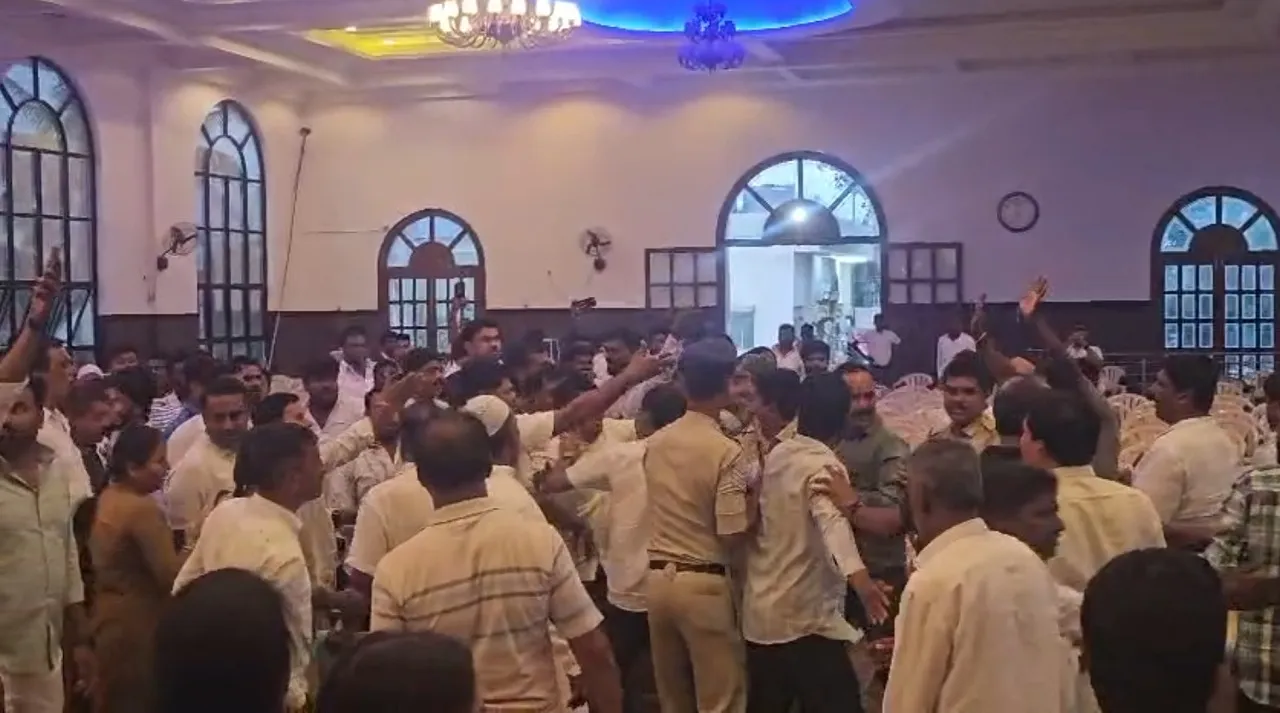 Chikkaballapur News: ಗಲಾಟೆ ಗದ್ದಲ ನಡುವೆ ಕೈಕೈ ಮಿಲಾಯಿಸಿದ ಕಾರ್ಯಕರ್ತರು; ಪರಿಸ್ಥಿತಿ ನಿಯಂತ್ರಿಸಲು ಹಿರಿಯ ನಾಯಕರ ಹರಸಾಹಸ ಪೊಲೀಸರ ಮಧ್ಯ ಪ್ರವೇಶ