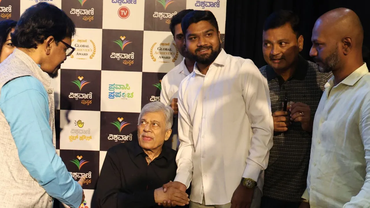 Special Photo Gallery: ವಿಶ್ವವಾಣಿ ಪುಸ್ತಕ ಬಿಡುಗಡೆ ಸಮಾರಂಭ; ಅನಂತನಾಗ್ ಜತೆ ಅಭಿಮಾನಿಗಳು! - Image 6
