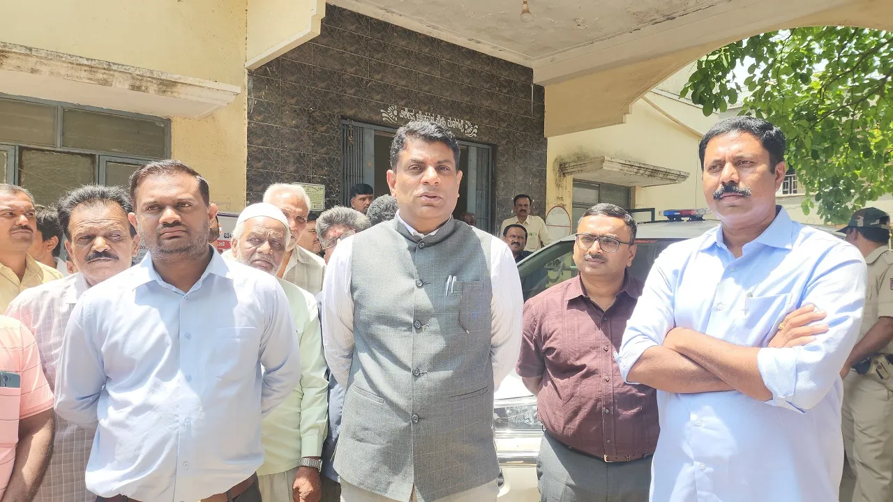 Chinthamani News: ಚಿಂತಾಮಣಿ ನಗರಸಭೆಯಲ್ಲಿ ಹೈವೋಲ್ಟೇಜ್ ಸಭೆ: ಐಡಿಎಸ್‌ಎಂಟಿ ಮಾರುಕಟ್ಟೆ ಸಮಸ್ಯೆ ಬಗೆಹರಿಸಲು ಜಿಲ್ಲಾಧಿಕಾರಿ ಭರವಸೆ.