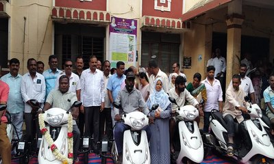 ನಗರಸಭೆ ವತಿಯಿಂದ ಸವಲತ್ತುಗಳ ವಿತರಣೆ ಮಾಡಿದ ಶಾಸಕ ಪುಟ್ಟಸ್ವಾಮಿಗೌಡ