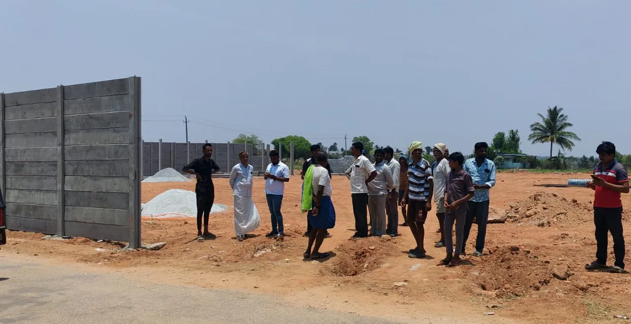 ಸಾರ್ವಜನಿಕ ಕೊಳವೆ ಬಾವಿ ಅತಿಕ್ರಮಣ ಆರೋಪ: ಕಾಂಪೌಂಡ್ ತೆರವಿಗೆ ಅಧಿಕಾರಿಗಳ ಸೂಚನೆ