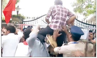 ABVP: ಸಿಎಂ ಮನೆಗೇ ನುಗ್ಗಿದ ಎಬಿವಿಪಿ