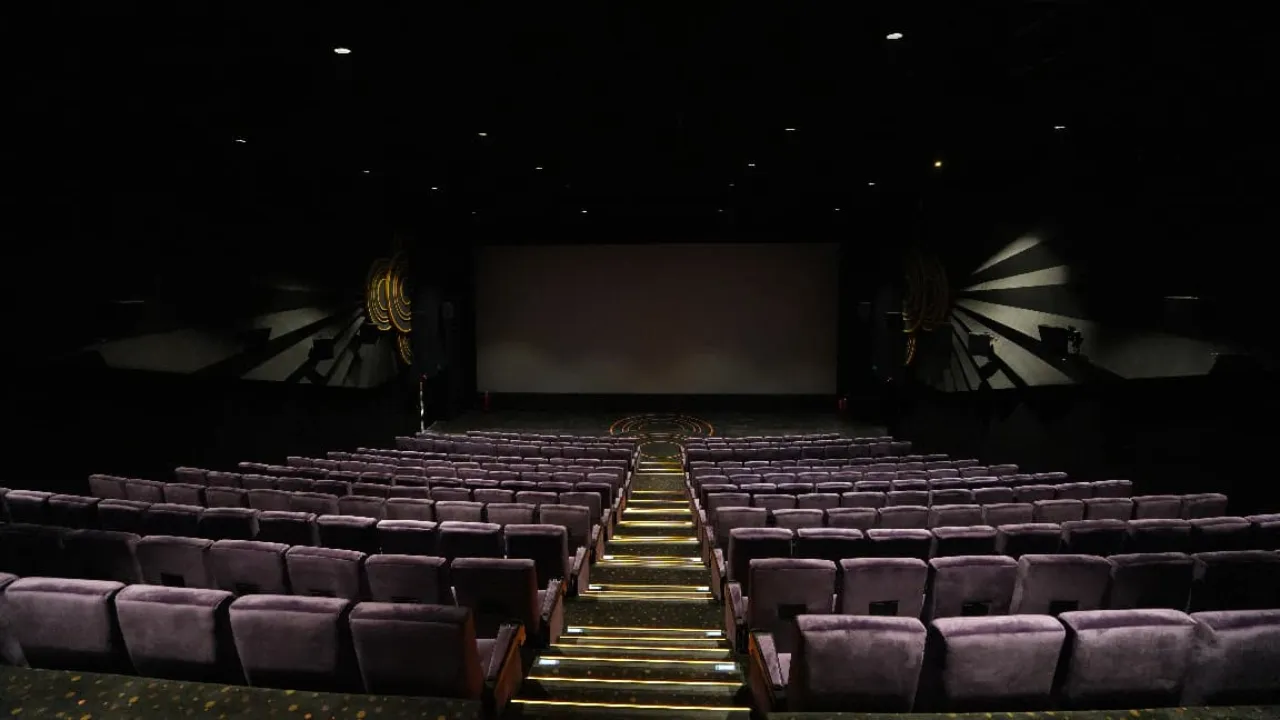 ಬೆಂಗಳೂರಿನ ಕಪಾಲಿ ಟಾಕೀಸ್‌ ಜಾಗದಲ್ಲಿ ತಲೆ ಎತ್ತಿದ ಮಹೇಶ್‌ ಬಾಬು ಒಡೆತನದ AMB ಸಿನಿಮಾಸ್;‌ ಮೊದಲ ದಿನ ಯಾವ ಭಾಷೆಯ ಸಿನಿಮಾಗಳಿಗೆ ಜಾಸ್ತಿ ಶೋ? - Image 3